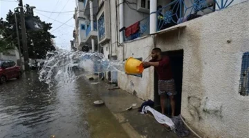 تدخل الجيش التونسي.. عمليات إنقاذ واسعة للمواطنين والسيارات العالقة وسط السيول الجارفة